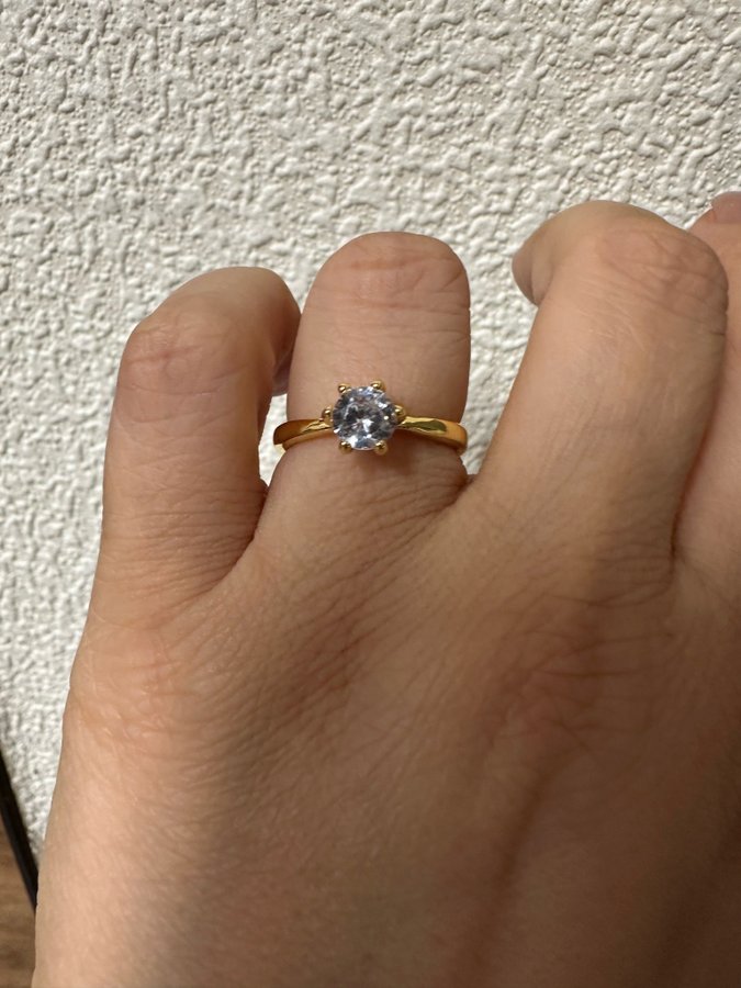 Ny ring i guld pläterad förlovnings ring str 17mm