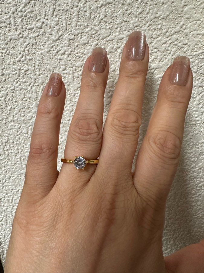 Ny ring i guld pläterad förlovnings ring str 17mm
