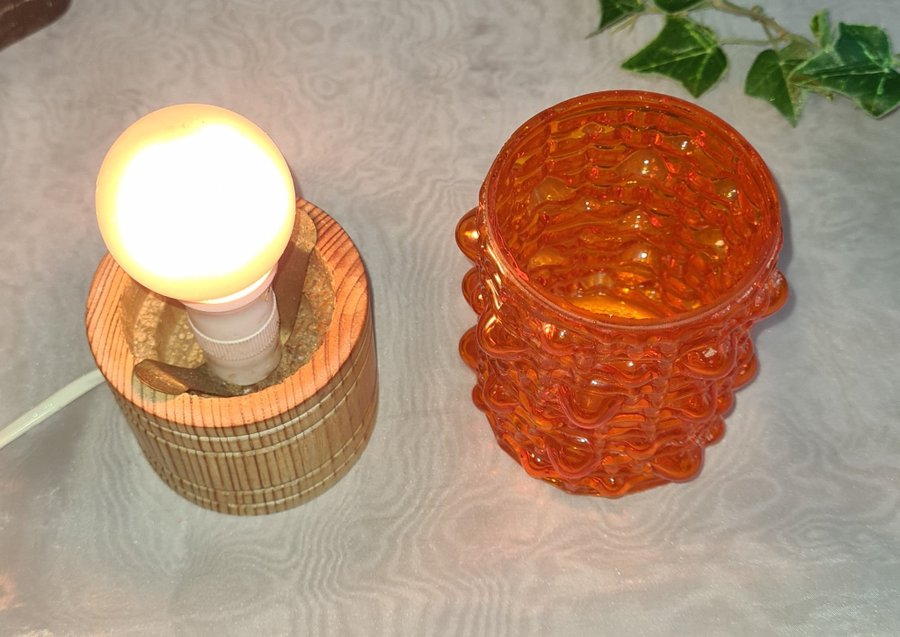 VINTAGE Bordslampa - Orange Skärm av Glas och Fot av Trä Furu - RETRO 70-tal