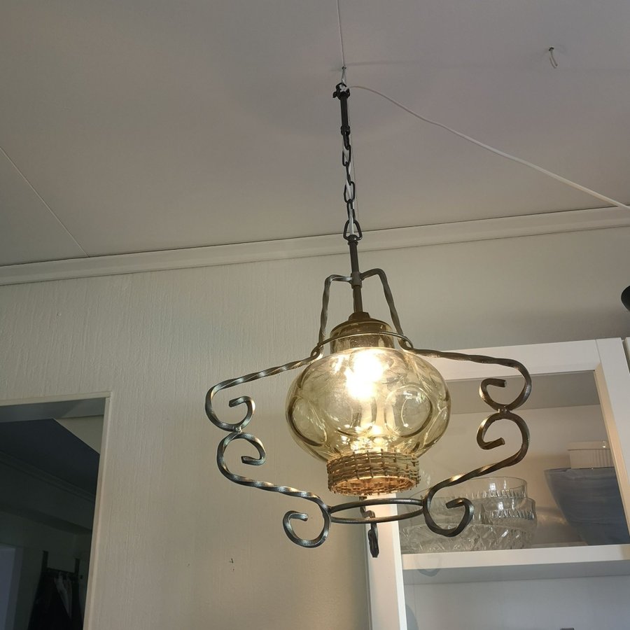 Vintage taklampa i metall med stor glaskupa är i fint skick