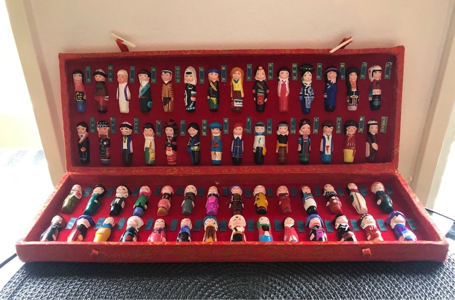 Vintage Kina Mini staty set med 56 små handmålade keramikfigurer i originalask