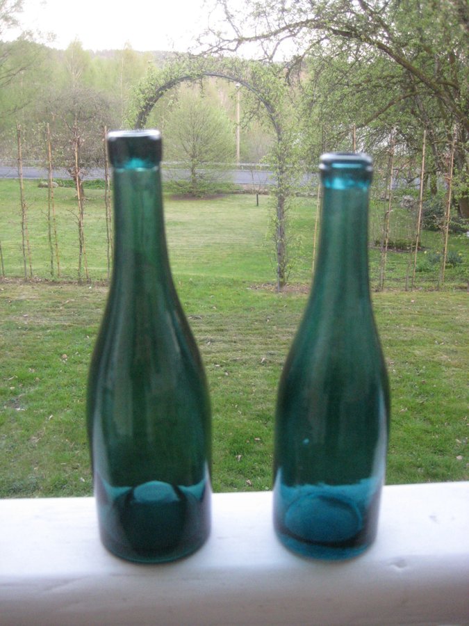 2 gamla Flaskor i turkos glas