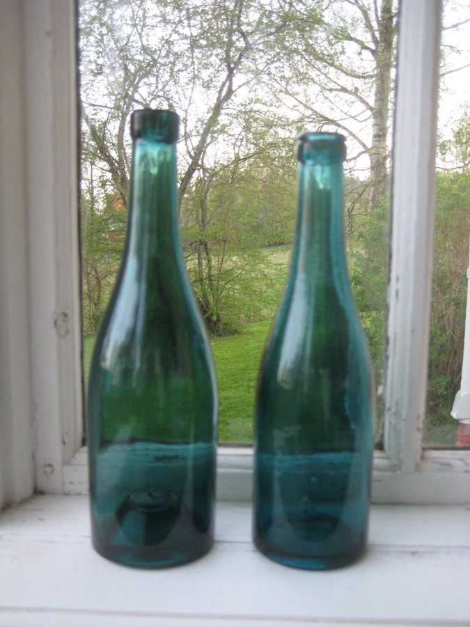 2 gamla Flaskor i turkos glas