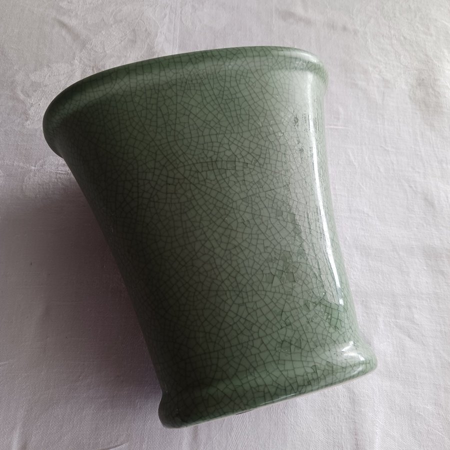 Grön oval hög Vas i vacker sten-liknande krackelerad Olivgrönglasyr Retro