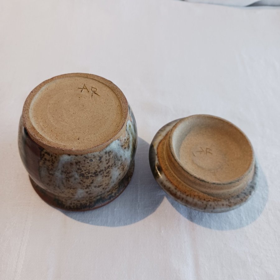 Stengods Keramik Burk m lock i Bruna  Grå toner  Litet Brunt krus Vintage