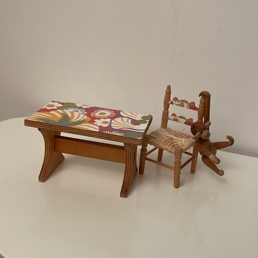 Mini Stol + Bord Dekoration Josef Frank Eldblomman Tapet