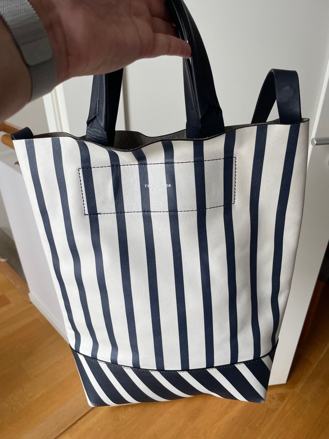 RAG  BONE Shoppingbag cabas i läder blå och vit