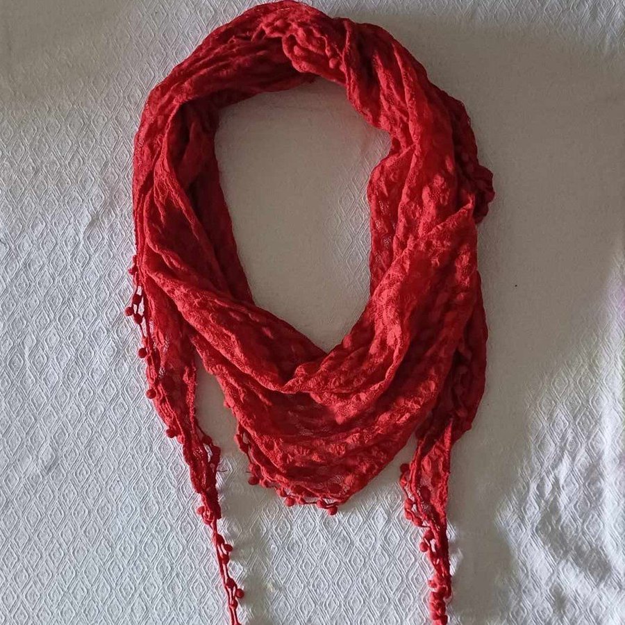 Röd sjal / scarves i spets och med fina fransbollar i ändarna Retro / vintage