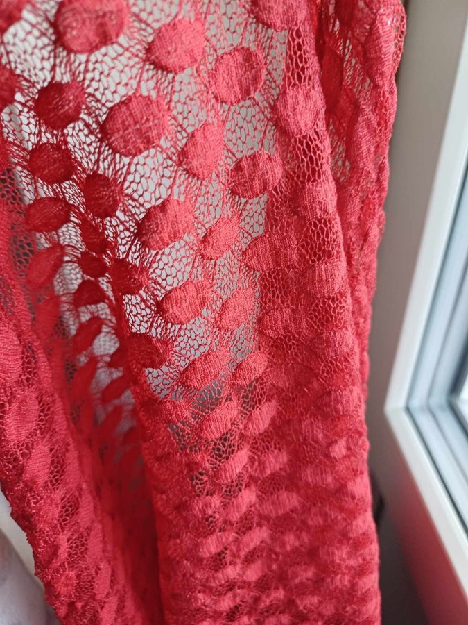 Röd sjal / scarves i spets och med fina fransbollar i ändarna Retro / vintage