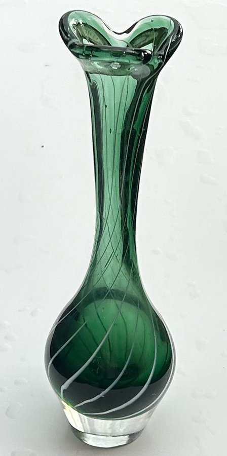 Elegant Handblåst Glasvas – Grön med Vita Trådar