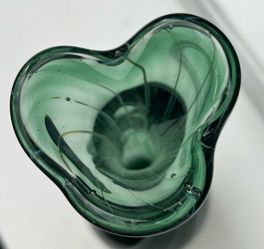 Elegant Handblåst Glasvas – Grön med Vita Trådar