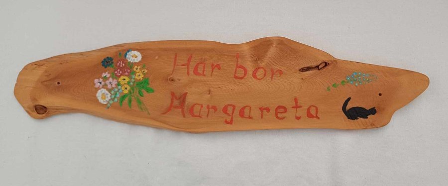 Dörrskylt i trä Hantverk Ca 435 cm * ca 10 cm "Här bor Margareta"