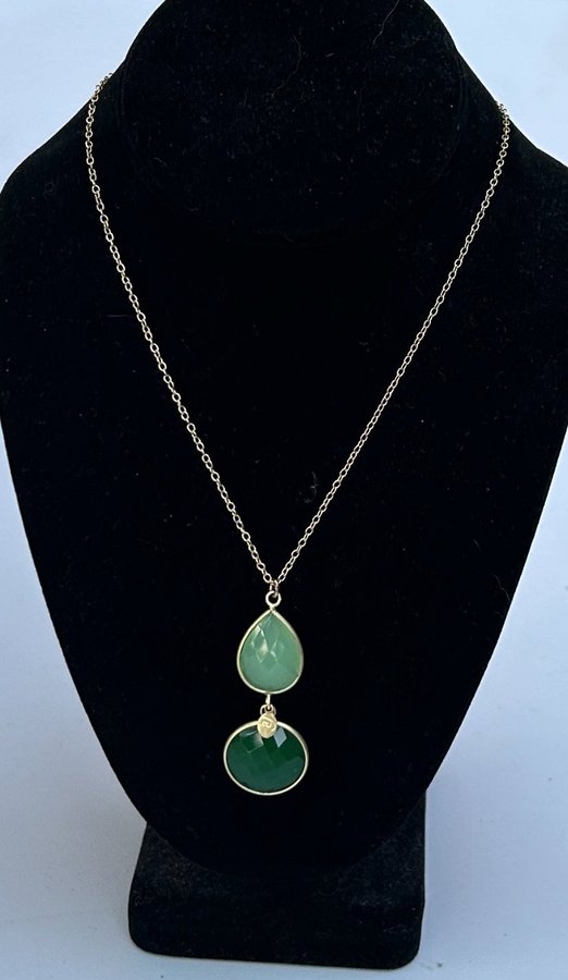 Exklusivt Smyckeset från Charlotte Bonde - Förgylld Elegans med Grön Sten