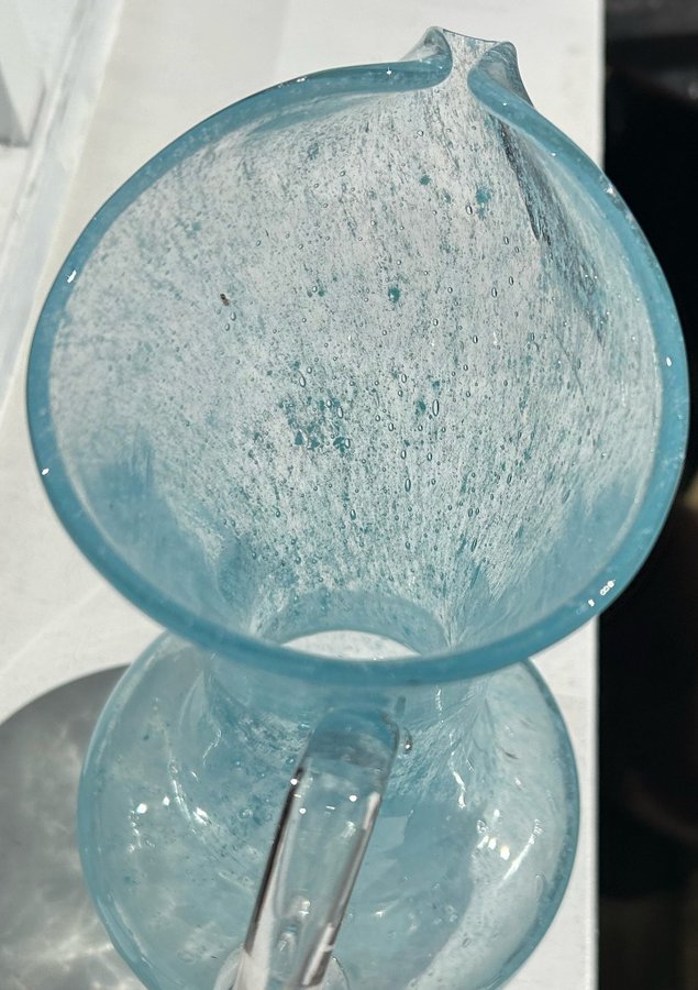 Elegant Handblåst Blå Glas Kanna - Unik och Tidlös Design