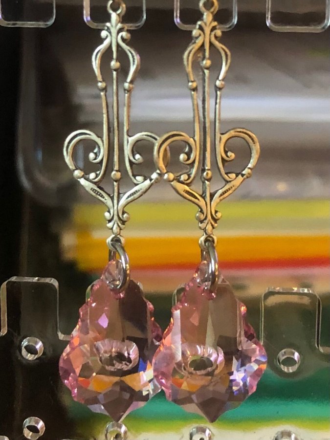 Festörhängen med fantastiska rosa Swarovskikristaller