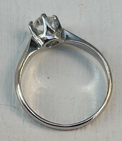 Strålande ring med sten - Tidlös Elegans stämpel