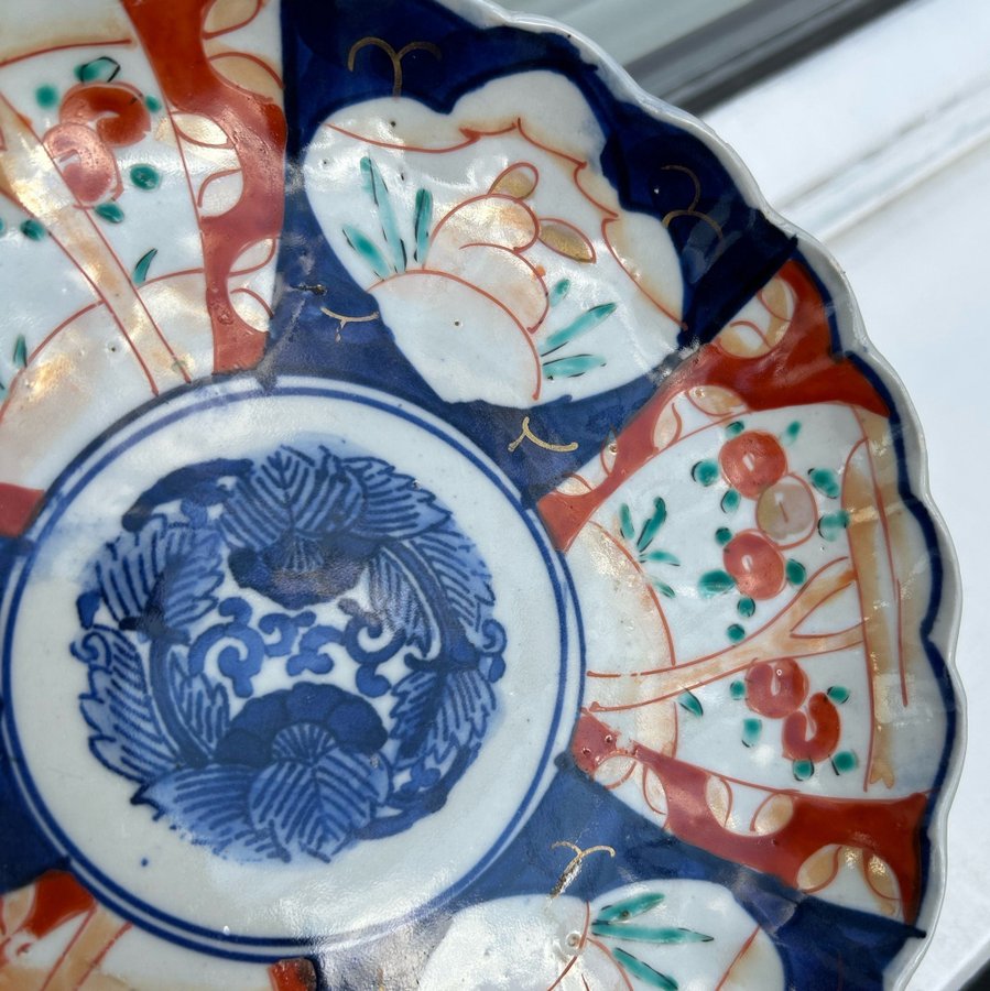 Unikt Samlarobjekt: Ostindiskt Imari-Fat med Historisk Charm