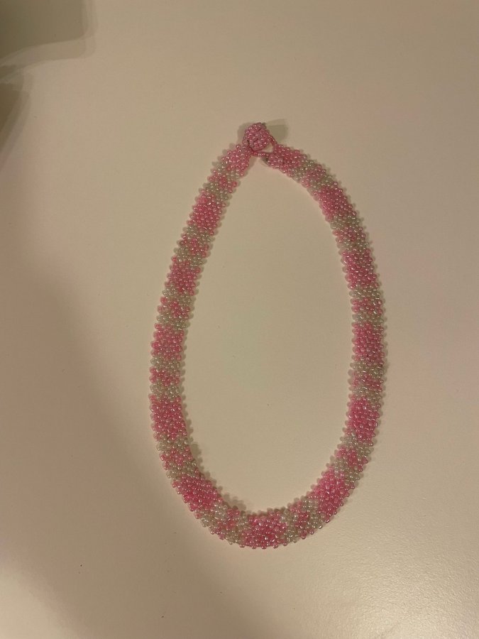 Nytt handgjort halsband