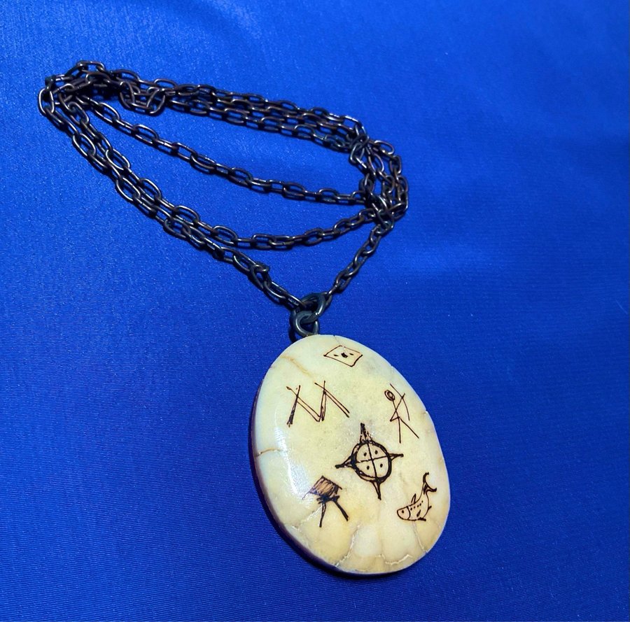 Vacker Samiskt hantverk halsband med hänger Amulett med fina graverat mönster