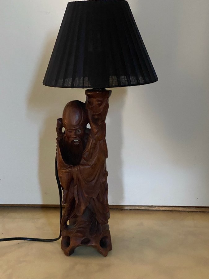 En fungerande asiatisk lampa i trä inkl skärm 43cm hög inkl skärm och 37cm exkl