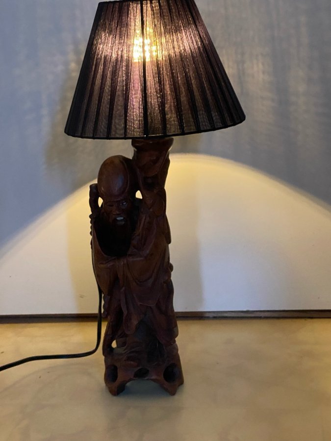 En fungerande asiatisk lampa i trä inkl skärm 43cm hög inkl skärm och 37cm exkl