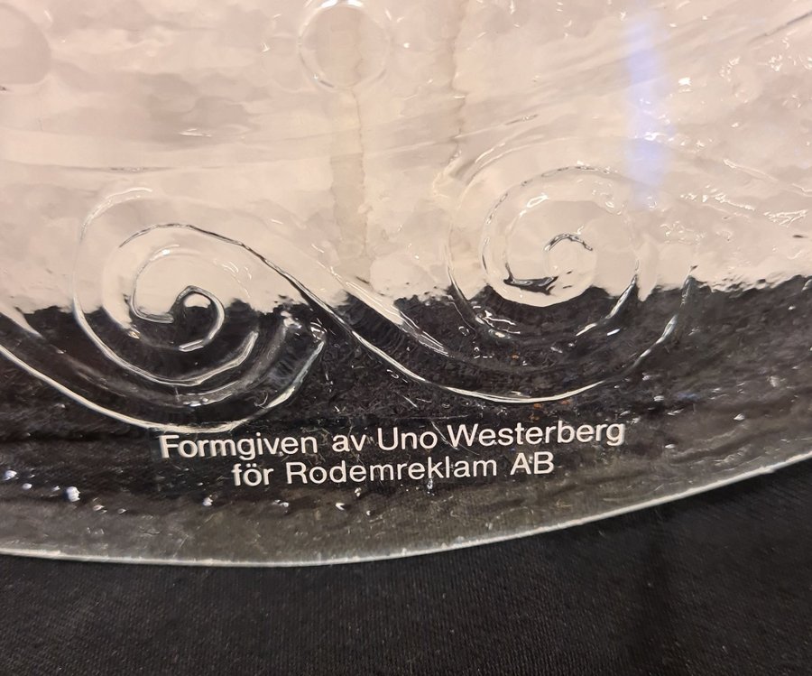 Glasfat med handtag Pukeberg Sweden Formgiven av Uno Westerberg Ca 30 cm i Ø
