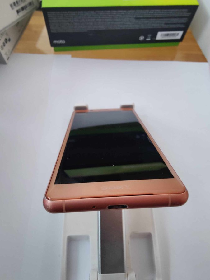 Sony Xperia XZ2 compact i Coral Pink färg