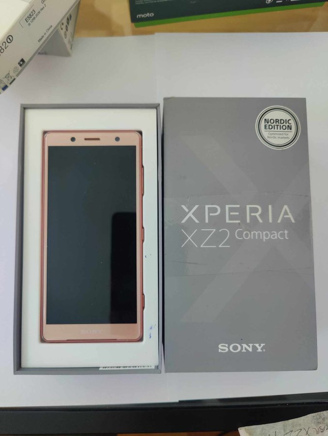 Sony Xperia XZ2 compact i Coral Pink färg