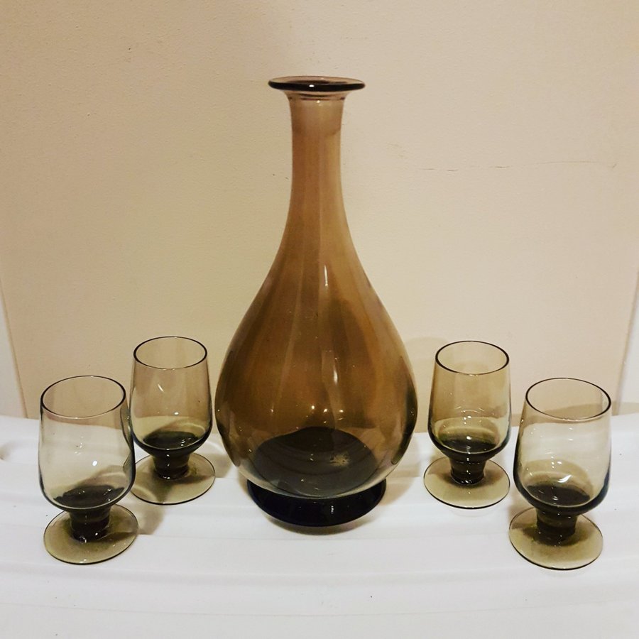 Äldre karaff och 4 st glas i vacker brun färg
