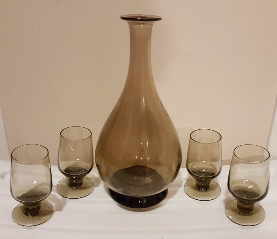 Äldre karaff och 4 st glas i vacker brun färg