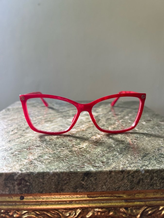 Snygga Gucci glasögon röda med gulddetaljer lyx design