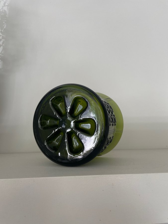 Olle Alberius Flora Orrefors ytterfoder i grönt glas kruka