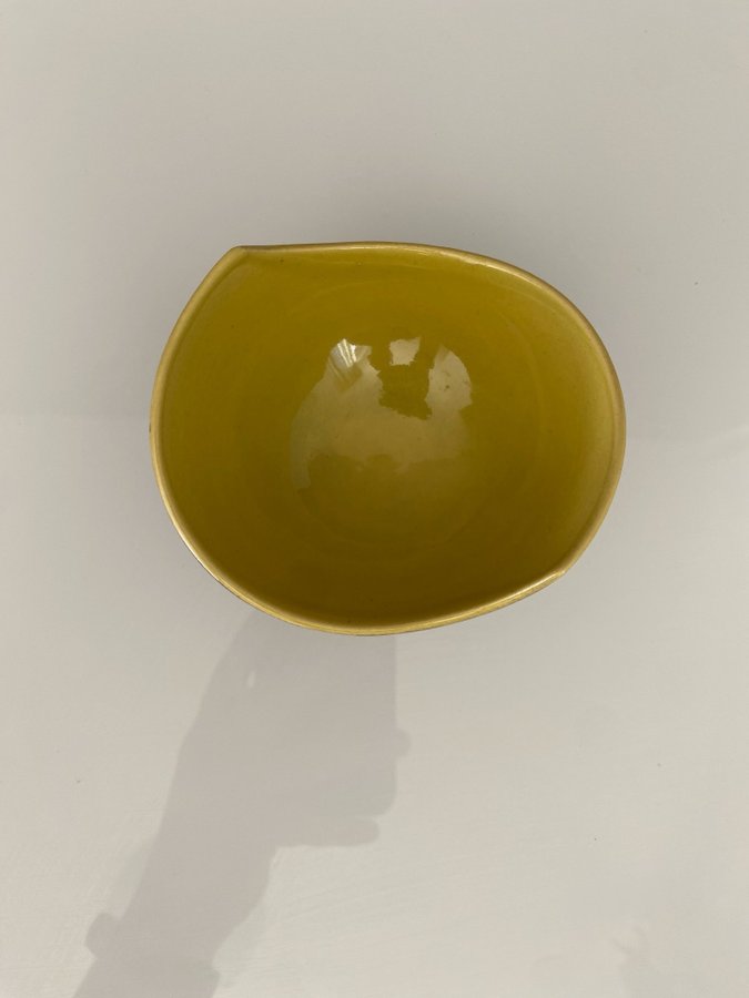Liten skål gul/grön  svart olivgrön 10x95 cm Turitz  Co? 60-70-tal?