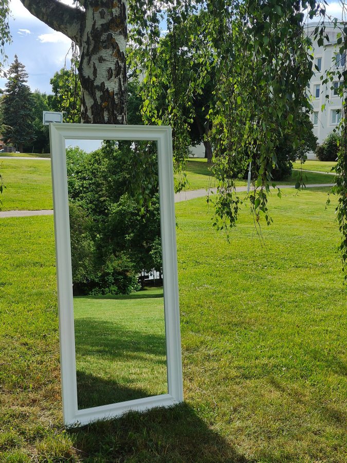 Vit spegel i massivt trä