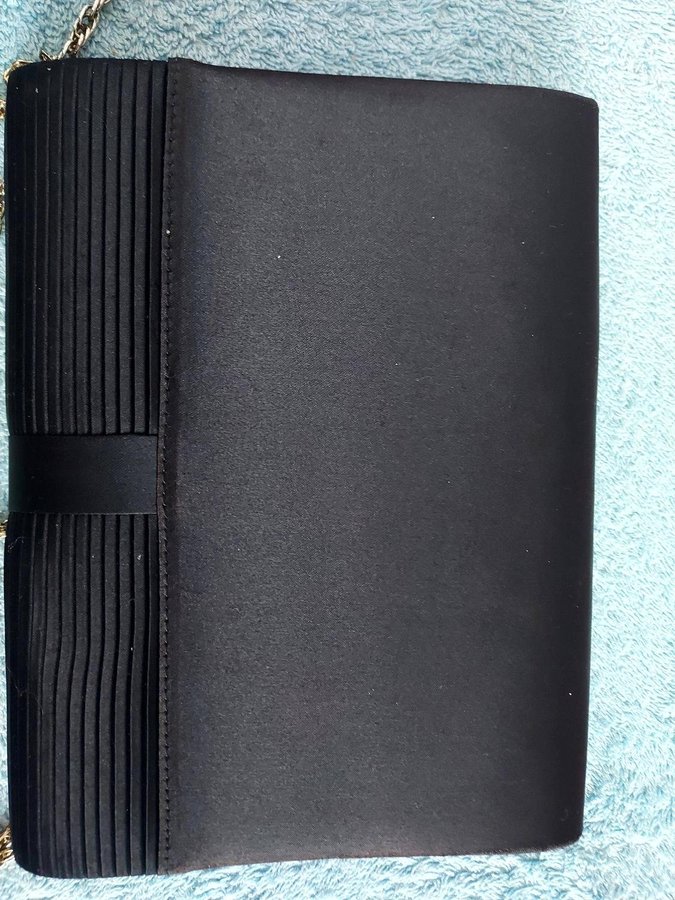 Axelväska Kuvertväska Clutch Svart Satin Höjd 16 cm Bredd 205 cm