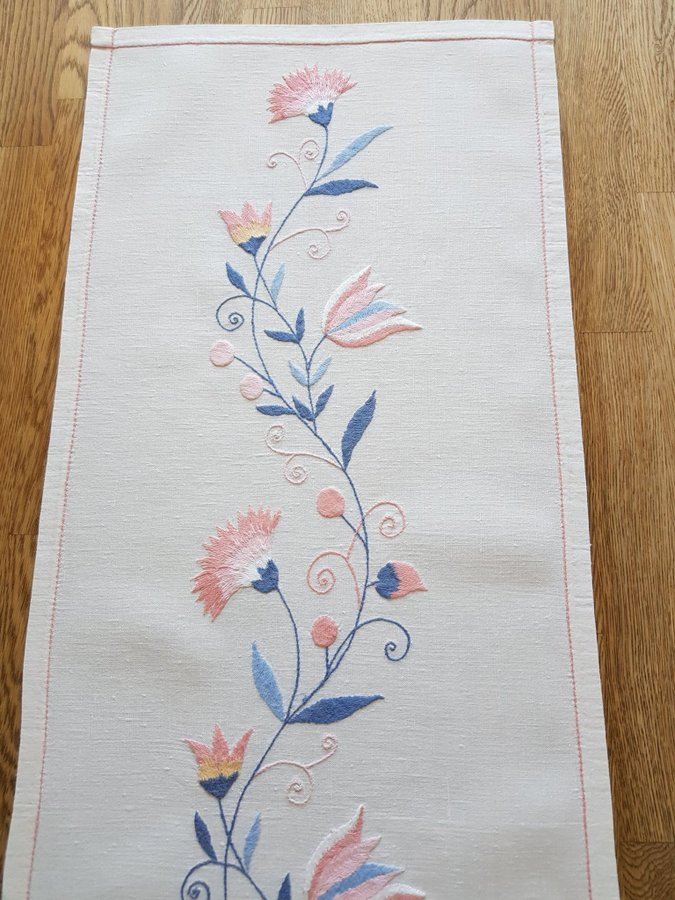 Handbroderad löpare/väggbonad/duk i Blekingesöm Linne Stl 112×29cm