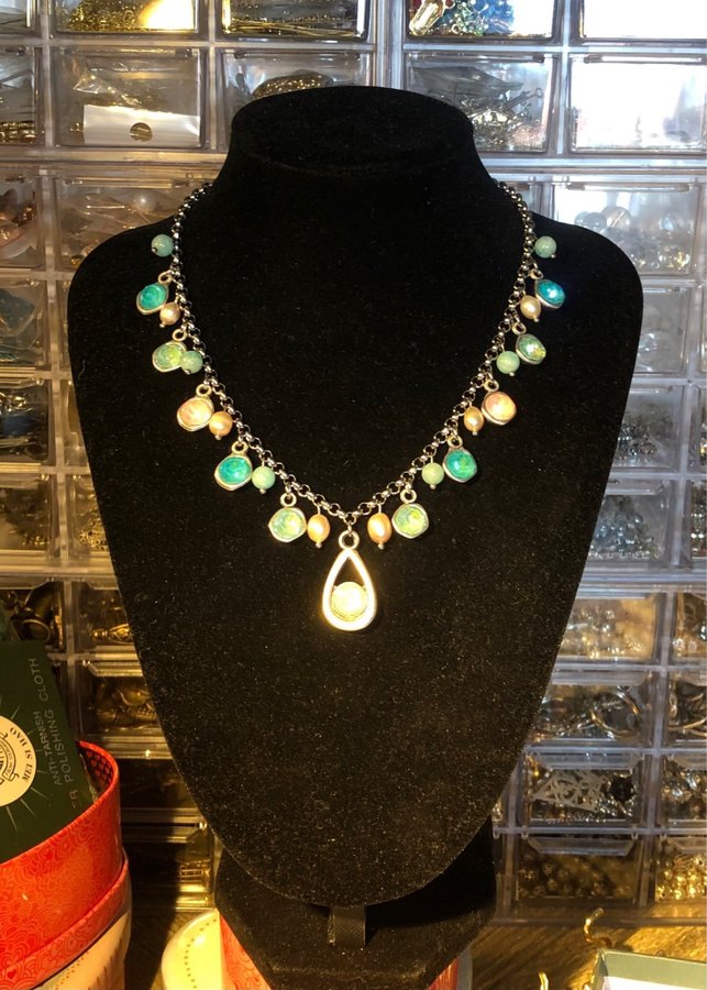 Underbart halsband med pärlor och Swarovskikristaller i vackra sommarfärger