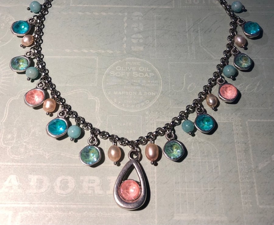 Underbart halsband med pärlor och Swarovskikristaller i vackra sommarfärger