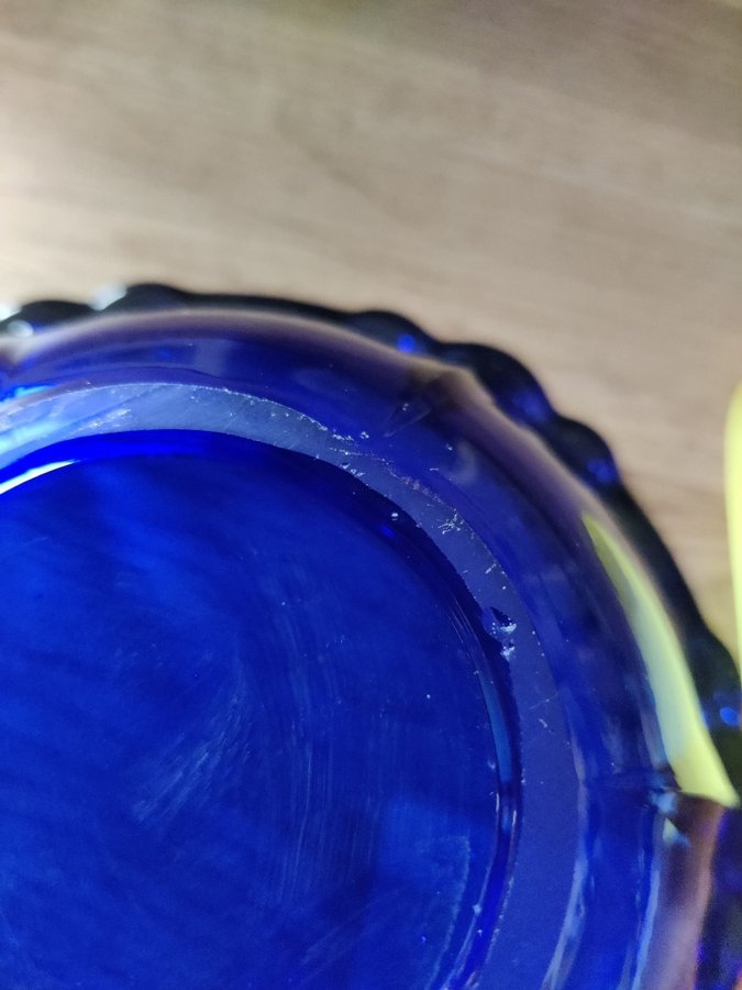 En-Vacker-Liten-Kornblå- Glas-Skål -Med-Guld