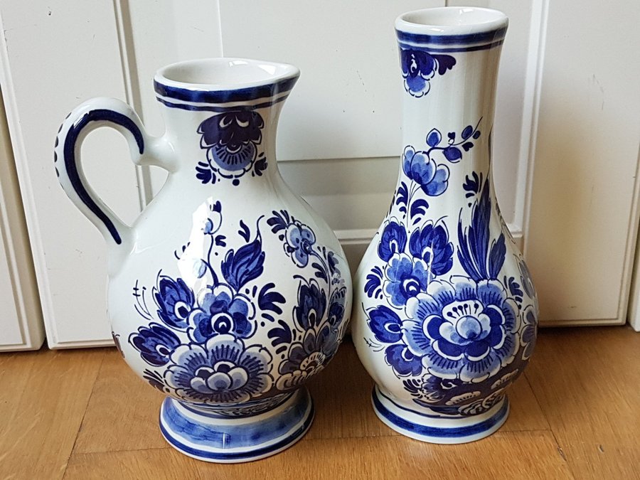 Söt blåvit porslinsvas och porslinskanna från Delft Holland