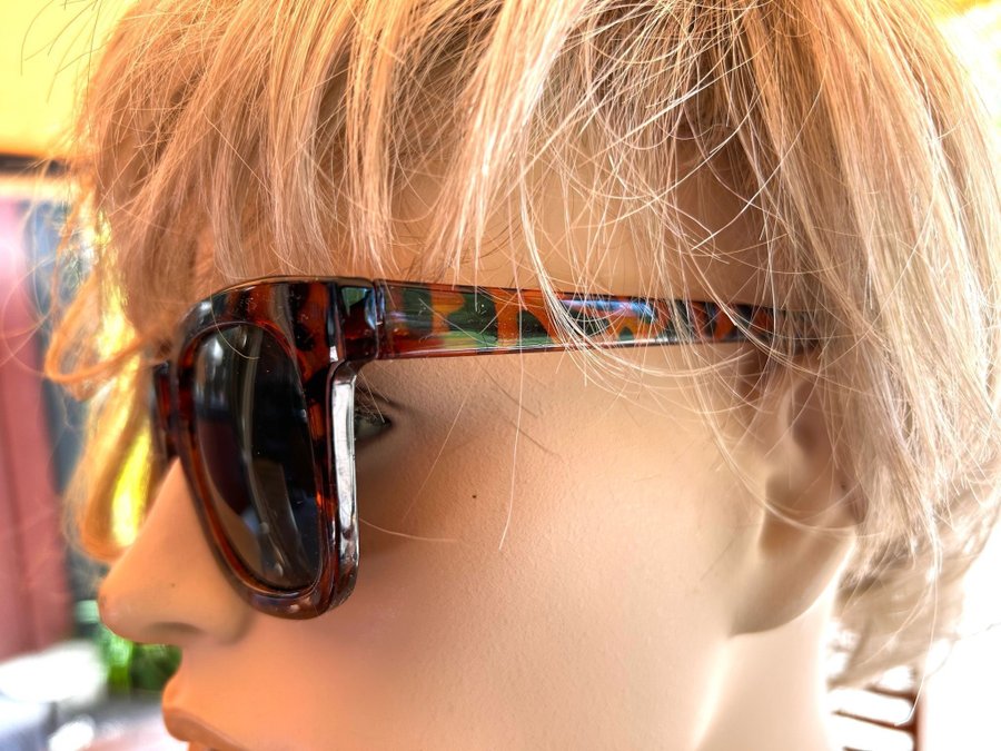Nya fina tidlösa fyrkantiga solglasögon med två färgade plast båge