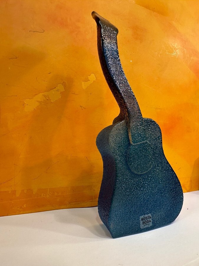 KJELL ENGMAN Signerad Skulptur Orang red Gitarr ur serien "The Band" Kosta Bo