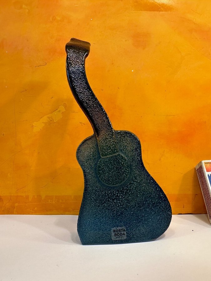 KJELL ENGMAN Signerad Skulptur Orang red Gitarr ur serien "The Band" Kosta Bo