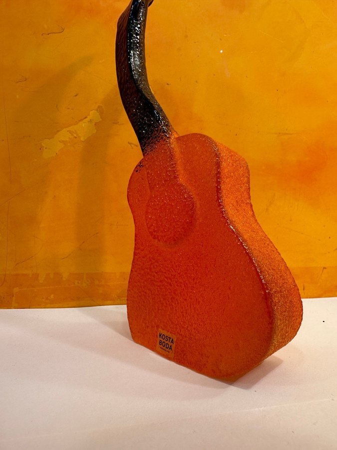 KJELL ENGMAN Signerad Skulptur Orang Gitarr ur serien "The Band" Kosta Boda