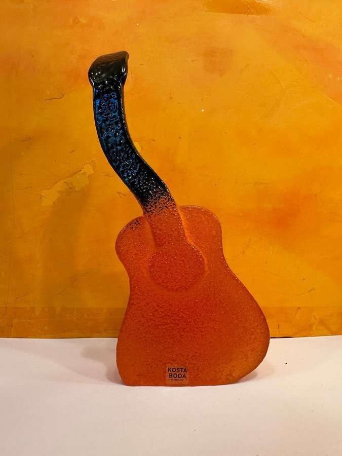 KJELL ENGMAN Signerad Skulptur Orang Gitarr ur serien "The Band" Kosta Boda