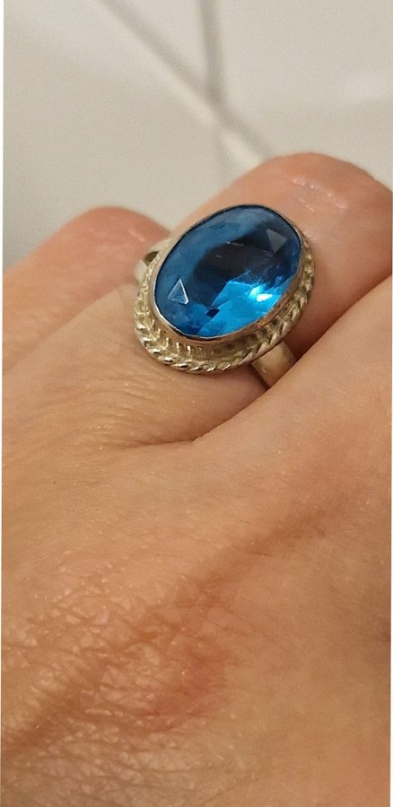 Silver 925 ring med fin stor blå topas storleken man kan reglera själv