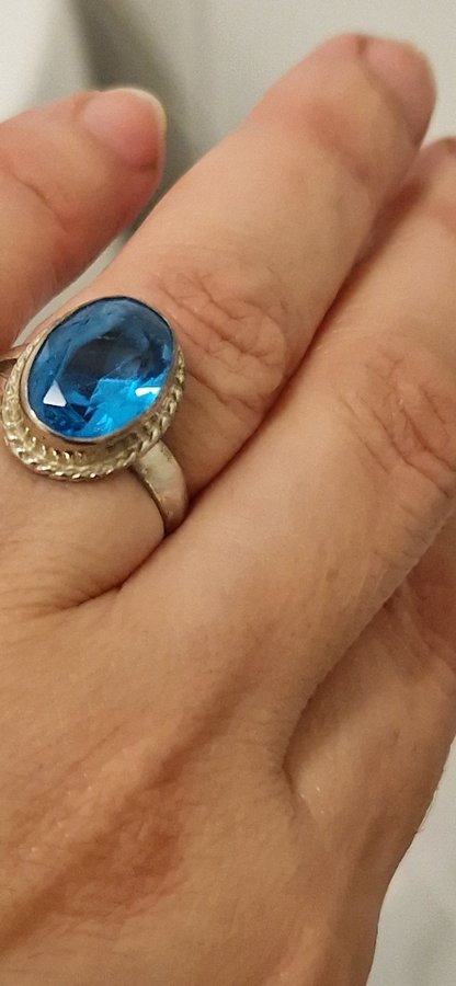 Silver 925 ring med fin stor blå topas storleken man kan reglera själv