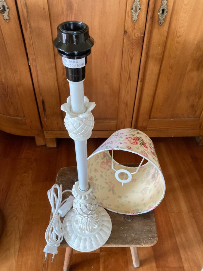 **JÄTTESÖT**…fönsterlampa…HÖGvitSHABBY CHIC - STIL…SMÅBLOMMIG LAMPSKÄRM