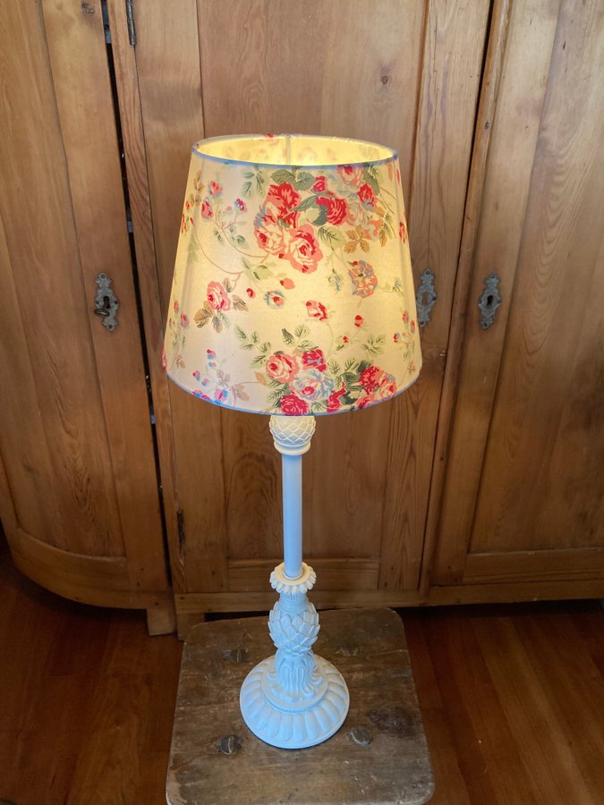 **JÄTTESÖT**…fönsterlampa…HÖGvitSHABBY CHIC - STIL…SMÅBLOMMIG LAMPSKÄRM