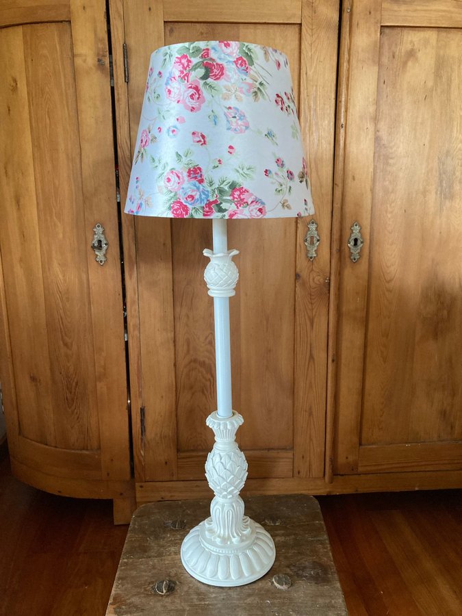 **JÄTTESÖT**…fönsterlampa…HÖGvitSHABBY CHIC - STIL…SMÅBLOMMIG LAMPSKÄRM